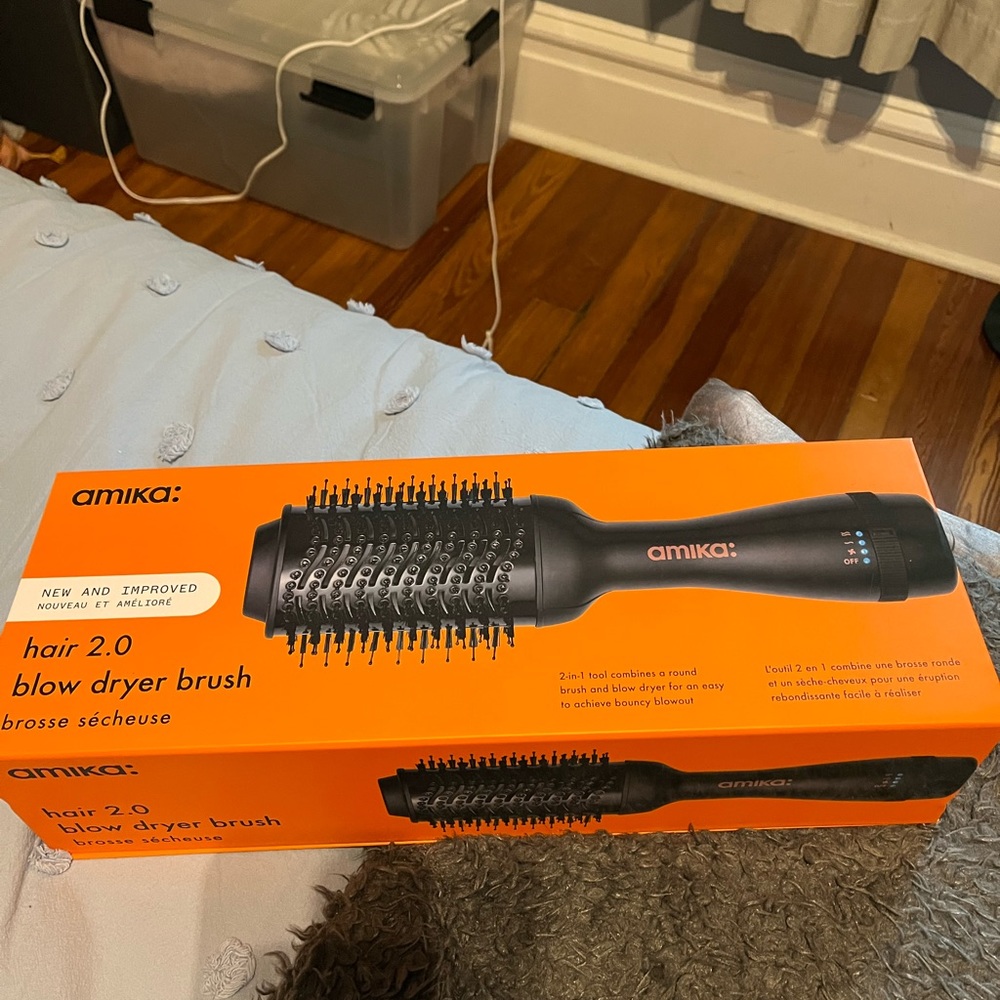 Brand new Amika blow dryer brush!!